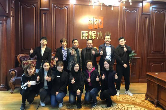 2019康辉地板董事长行走在一线